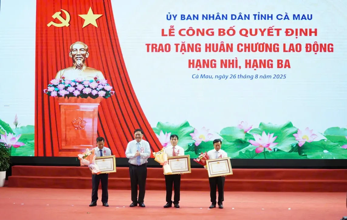 Chủ tịch UBND tỉnh Phạm Thành Ngại thừa ủy quyền trao Huân chương Lao động cho các cá nhân có thành tích xuất sắc.