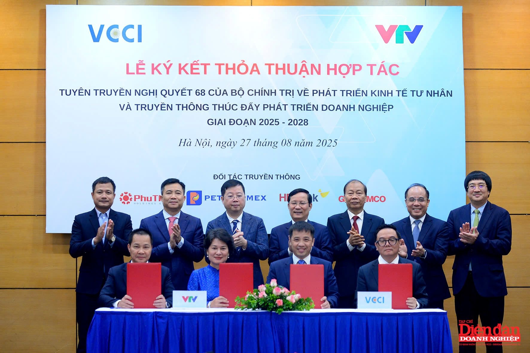 Các lãnh đạo VCCI, VTV, Bộ Tài chính chứng kiến ký kết thoả thuận hợp tác giữa nhằm đẩy mạnh thông tin, tuyên truyền hiệu quả Nghị quyết 68 và truyền thông thúc đẩy phát triển doanh nghiệp giai đoạn 2025 - 2028