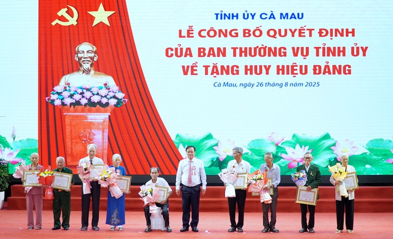 Ủy viên dự khuyết Trung ương Đảng, Phó Bí thư Thường trực Tỉnh ủy Cà Mau Huỳnh Quốc Việt (giữa) trao Huy hiệu Đảng cho nhiều đảng viên lớn tuổi.