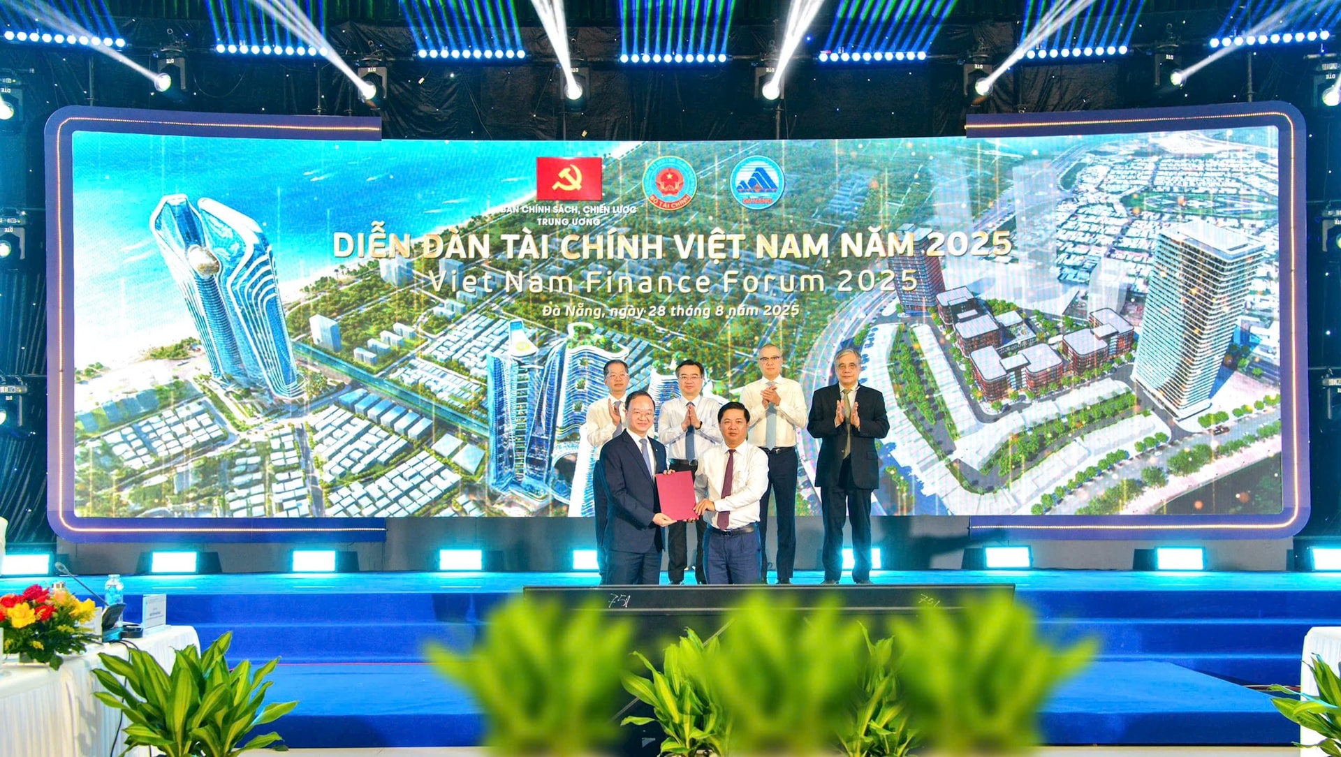 2025082_VCB va UBND TP Da Nang hop tac phat trien dich vu tai TT Tai chinh Quoc te VN (1)