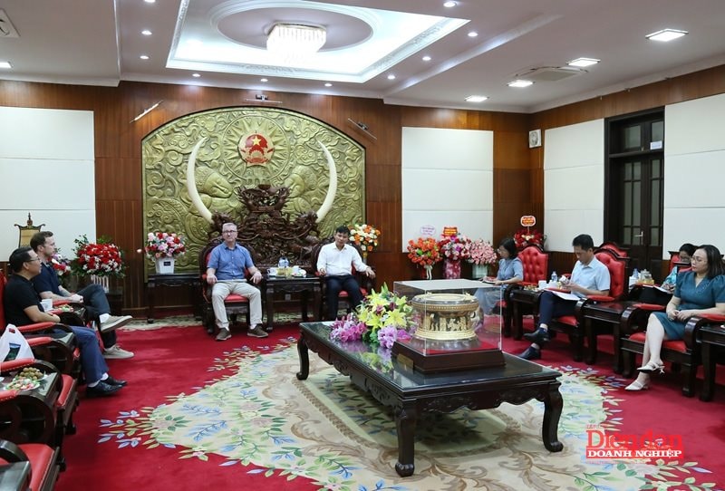 Lãnhtỉnh Hưng Yên tiếp đại diện doanh nghiệp Úc đến nghiên cứu, khảo sát đầu tư vào tỉnh (Ảnh: T.Đ)