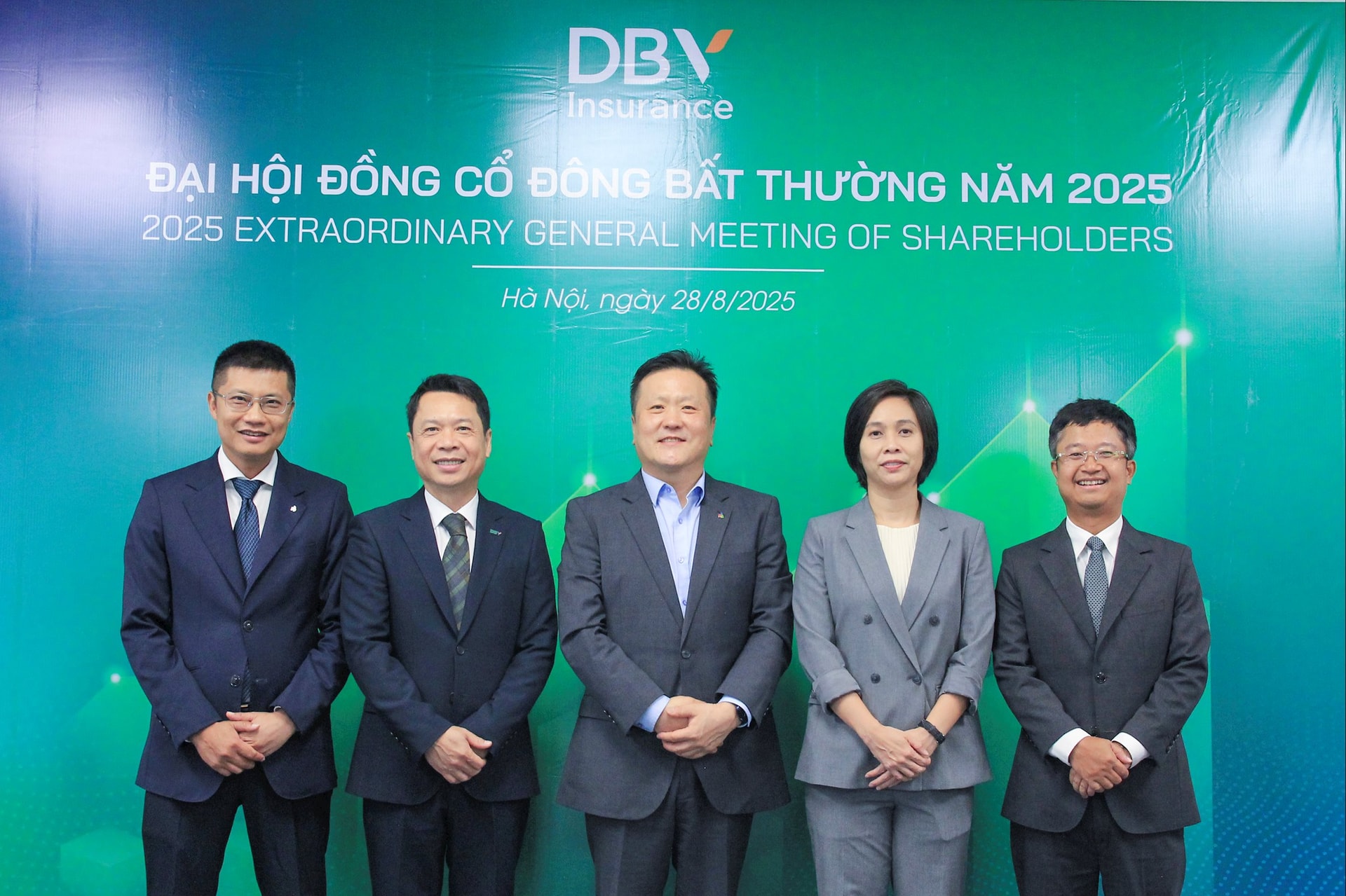 TGĐ Bảo hiểm DB chụp ảnh cùng HĐQT DBV