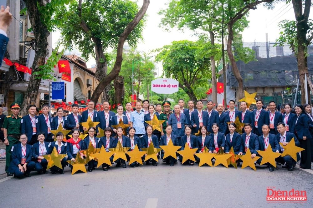 Khối Doanh nhân Việt Nam sơ duyệt diễu binh, diễu hành A80