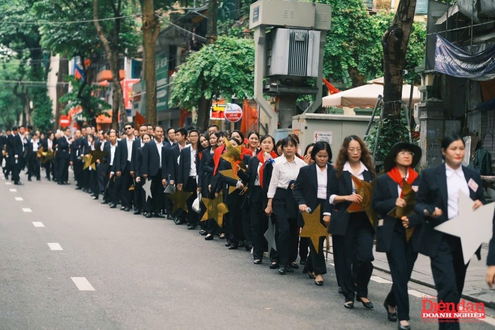 Khối Doanh nhân Việt Nam sơ duyệt diễu binh, diễu hành A80