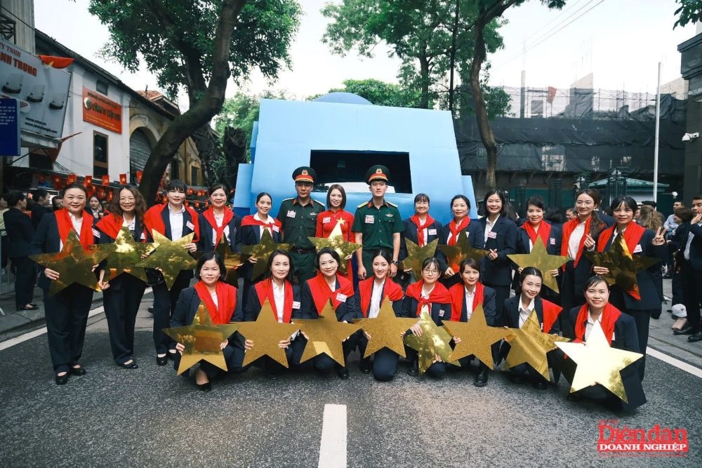 Khối Doanh nhân Việt Nam sơ duyệt diễu binh, diễu hành A80