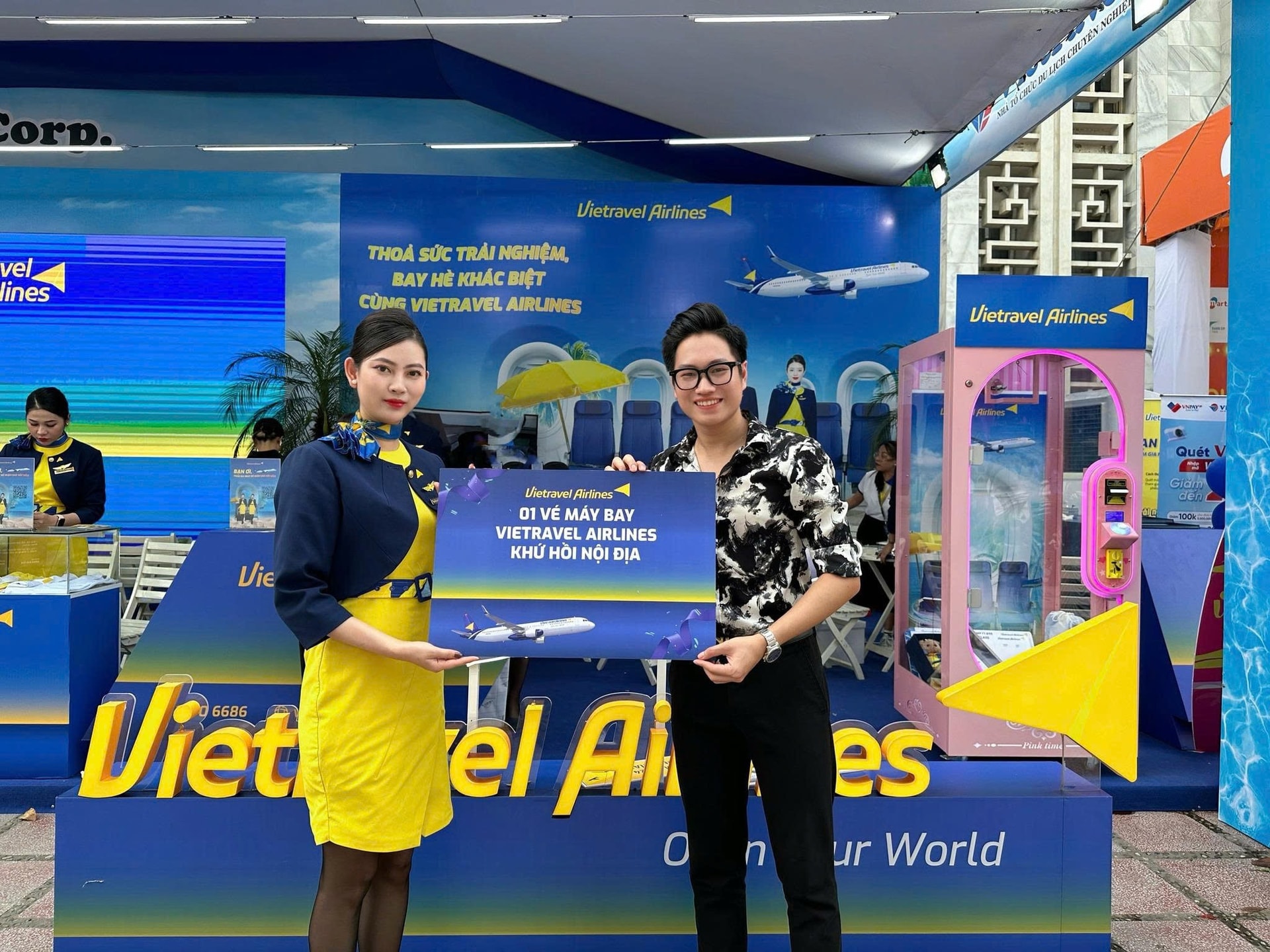 anh-1.-tai-trien-lam-gian-trung-bay-cua-vietravel-airlines-duoc-thiet-ke-thanh-mot-chuoi-hanh-trinh-cam-xuc-voi-4-khu-vuc-trai-nghiem.-anh-vt.jpg