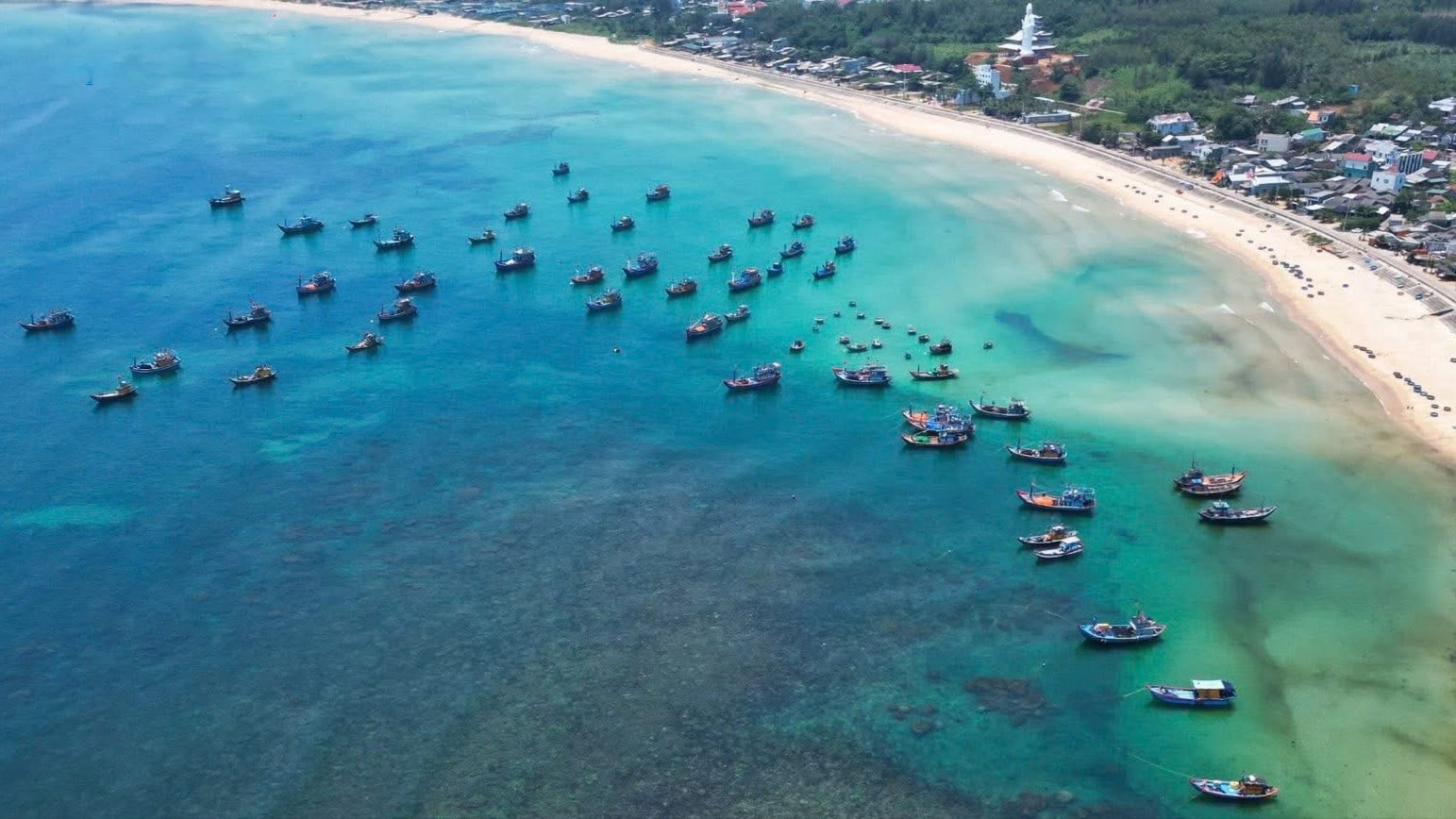 Khung cảnh tuyệt đẹp của biển Bình Sơn.