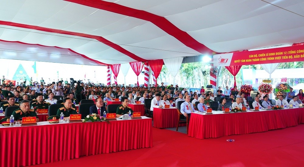 Đại biểu dự buổi lễ.