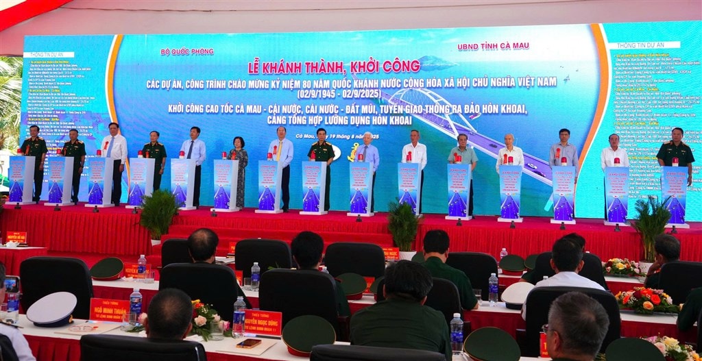 Nghi thức khởi công tuyến đường bộ cao tốc Cà Mau – Đất Mũi, tuyến giao thông ra đảo Hòn Khoai và Cảng tổng hợp lưỡng dụng Hòn Khoai.