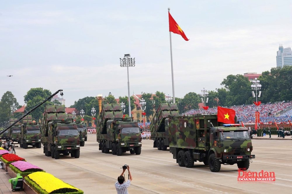 Khí thế rạng ngời của Khối Doanh nhân Việt Nam tổng duyệt diễu binh A80