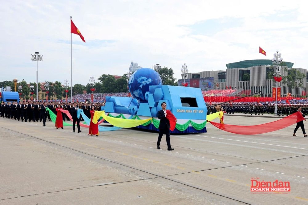 Khí thế rạng ngời của Khối Doanh nhân Việt Nam tổng duyệt diễu binh A80
