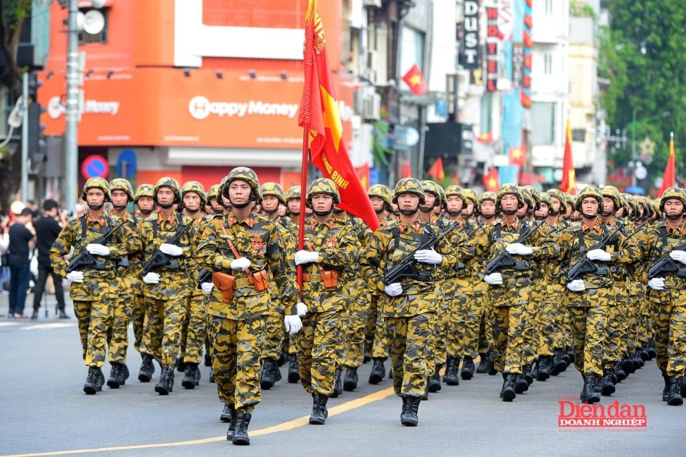 Khí thế rạng ngời của Khối Doanh nhân Việt Nam tổng duyệt diễu binh A80
