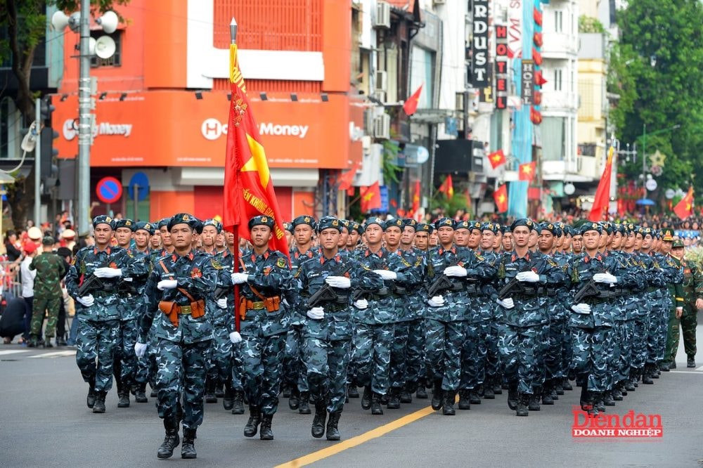 Khí thế rạng ngời của Khối Doanh nhân Việt Nam tổng duyệt diễu binh A80