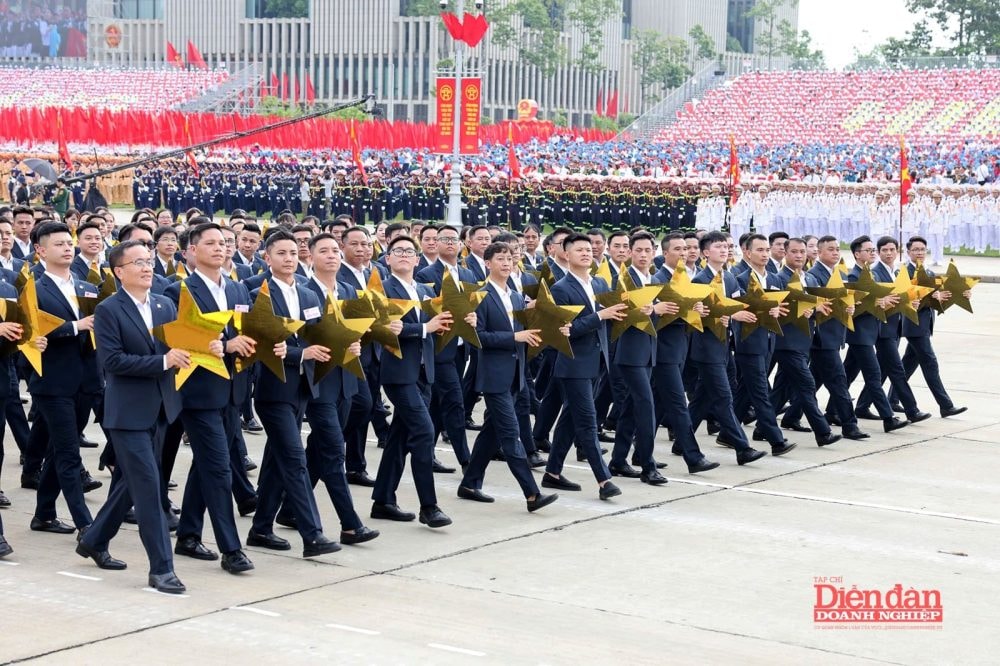 Khí thế rạng ngời của Khối Doanh nhân Việt Nam tổng duyệt diễu binh A80