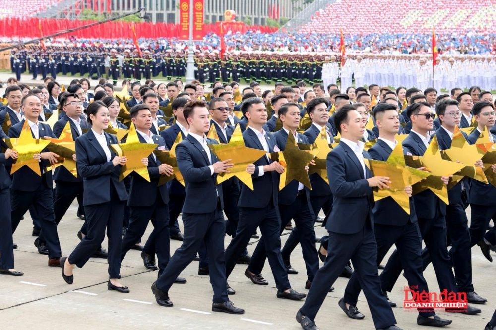 Khí thế rạng ngời của Khối Doanh nhân Việt Nam tổng duyệt diễu binh A80