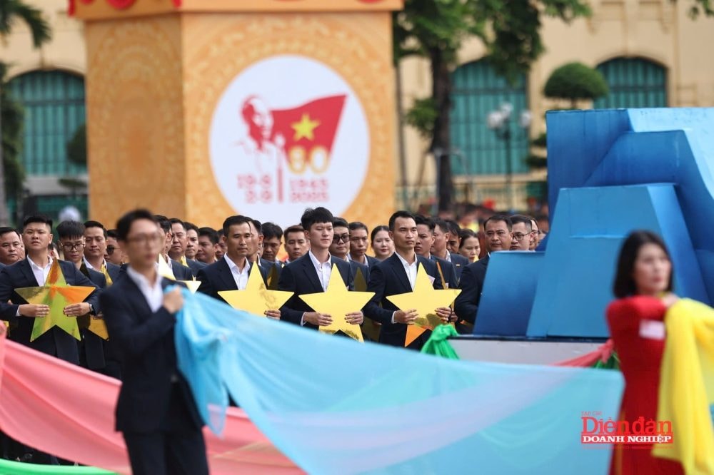 Khí thế rạng ngời của Khối Doanh nhân Việt Nam tổng duyệt diễu binh A80