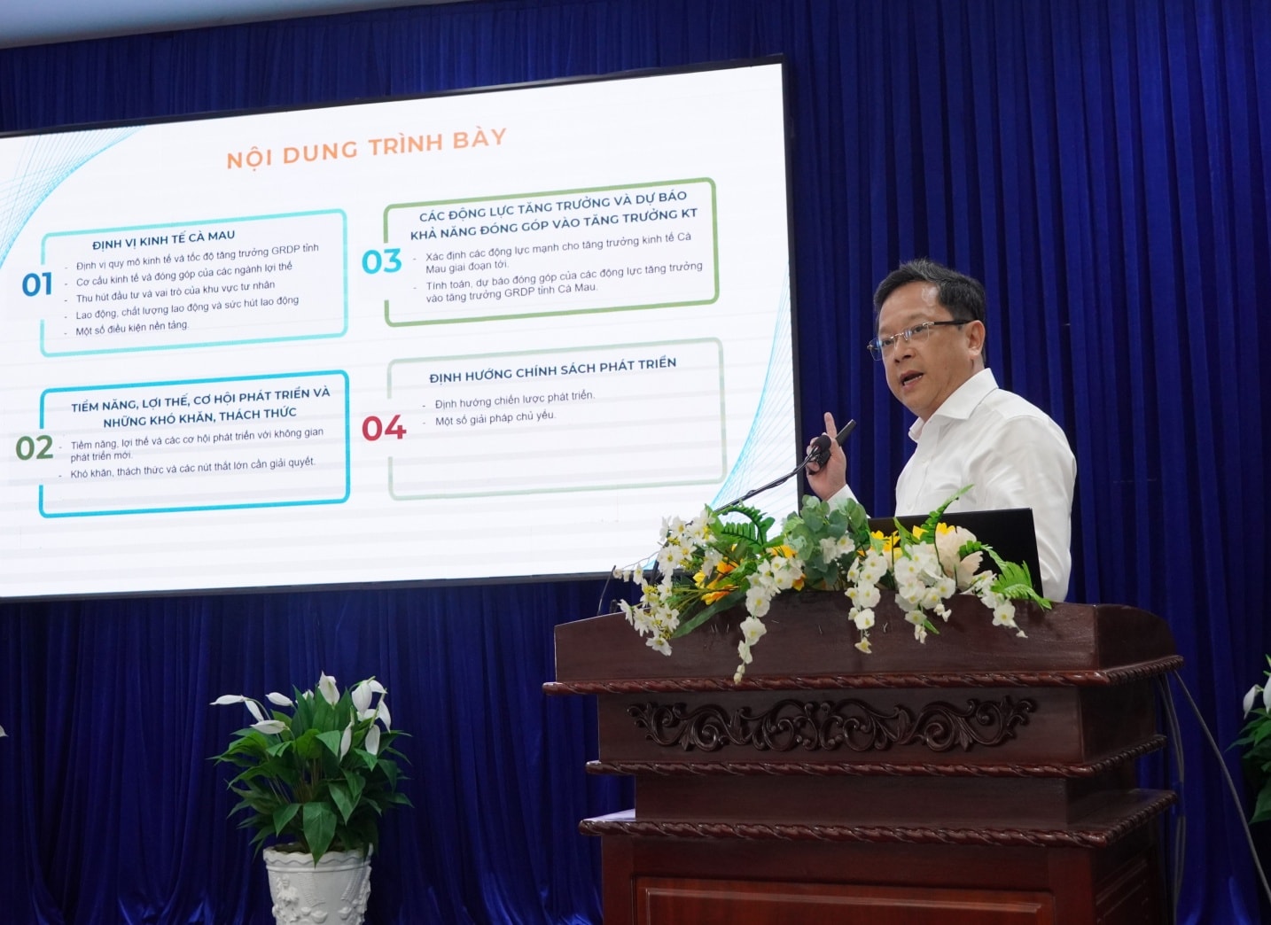 Đồng chí Nguyễn Đức Hiển, Phó Trưởng Ban Chính sách, chiến lược Trung ương, nguyên Phó Bí thư Thường trực Tỉnh uỷ Cà Mau phát biểu chia sẻ tại Hội thảo