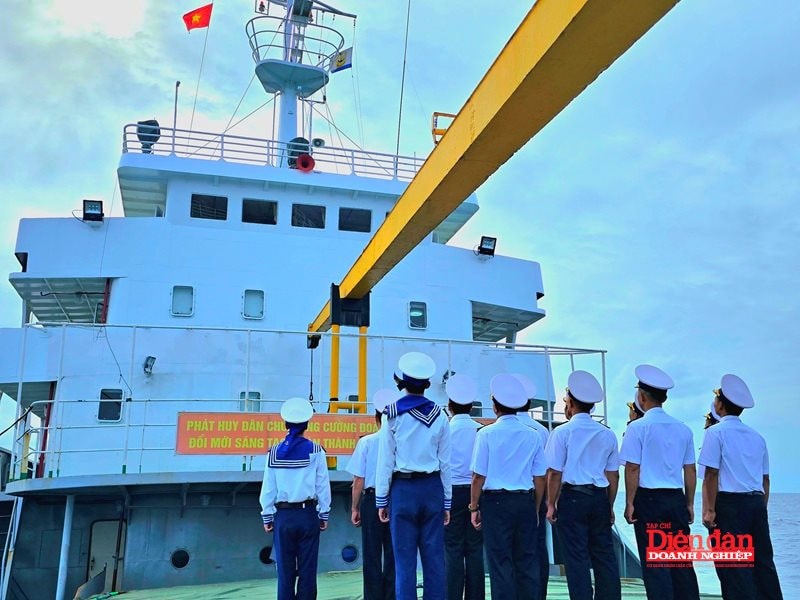1. Chào cờ giữa biển khơi, trên những con tàu ngày đêm canh giữ, bảo vệ chủ quyền trên biển