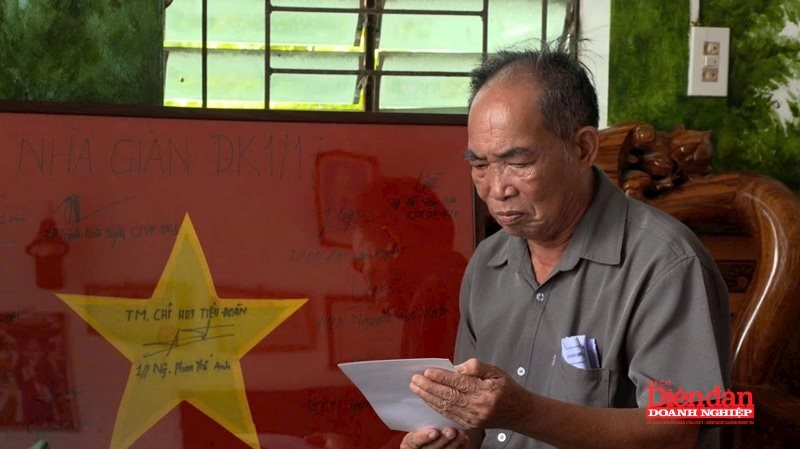 6. Lá cờ và bức thư của cán bộ, chiến sĩ Tiểu đoàn DK1, gửi tặng ông Vũ Quang Dương, thân phụ liệt sĩ Vũ Quang Chương trong dịp Quốc khánh 2.9