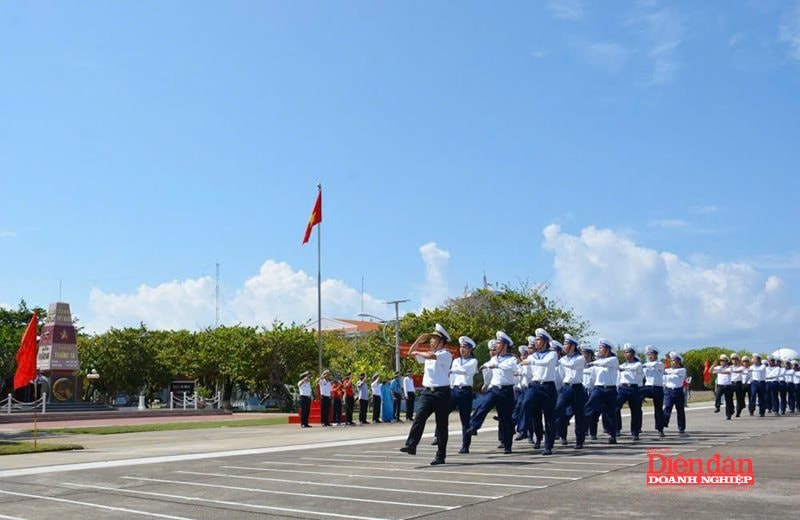 Thiêng liêng lễ chào cờ tại đảo Trường Sa lớn