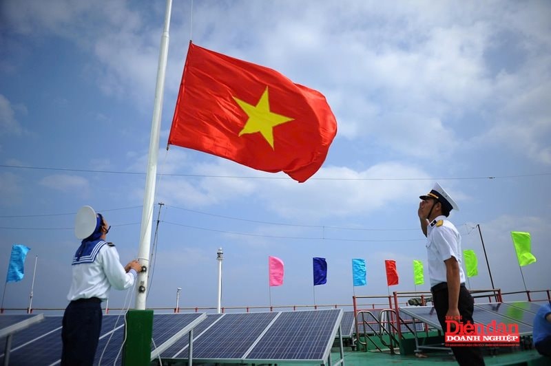 Treo Quốc kỳ trên các Nhà giàn DK1