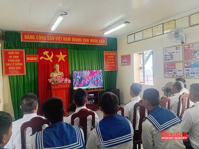3. Cán bộ, chiến sĩ Nhà giàn DK1 từ biển khơi hướng về Thủ Đô Hà Nội
