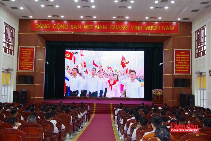 7. Tổ chức xem chương trình diễu binh, diễu hành tại Hội trường Vùng 2