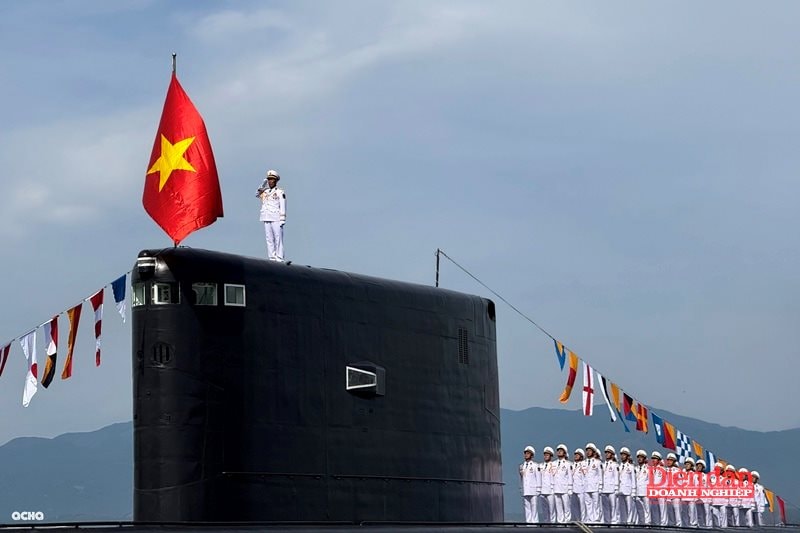 Chào cờ trên tàu ngầm kilo 636
