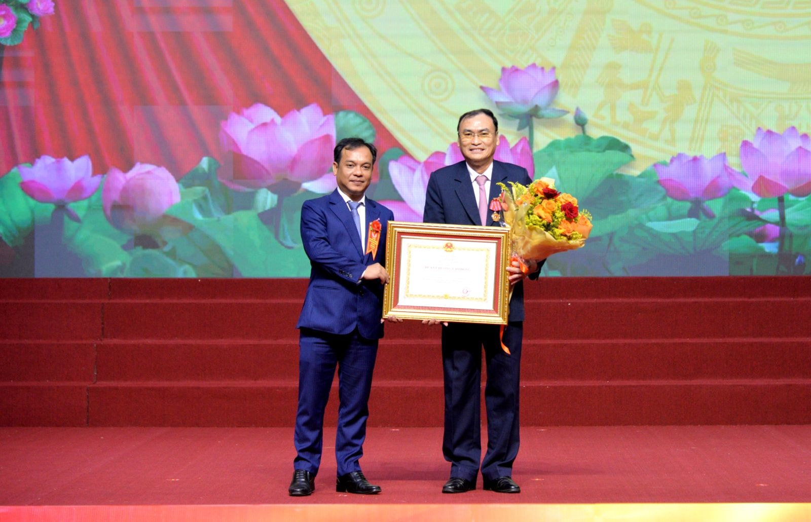 Đồng chí Võ Văn Quỳnh, nguyên Ủy viên Ban Thường vụ Tỉnh ủy, nguyên Chủ nhiệm Ủy ban Kiểm tra Tỉnh ủy được tặng Huân chương Lao động hạng Nhì
