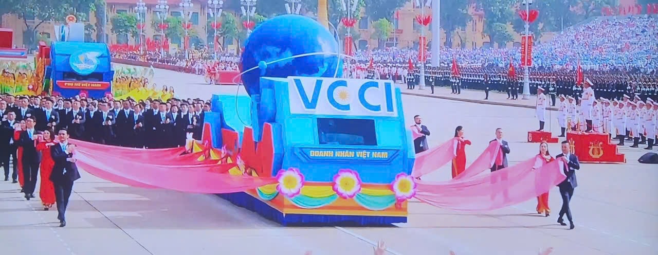 Khối Doanh nhân Việt Nam tiến bước trên Quảng trường Ba Đình trong buổi lễ Kỷ niệm trọng thể 80 năm Quốc khánh nước Cộng hòa XHCN Việt Nam