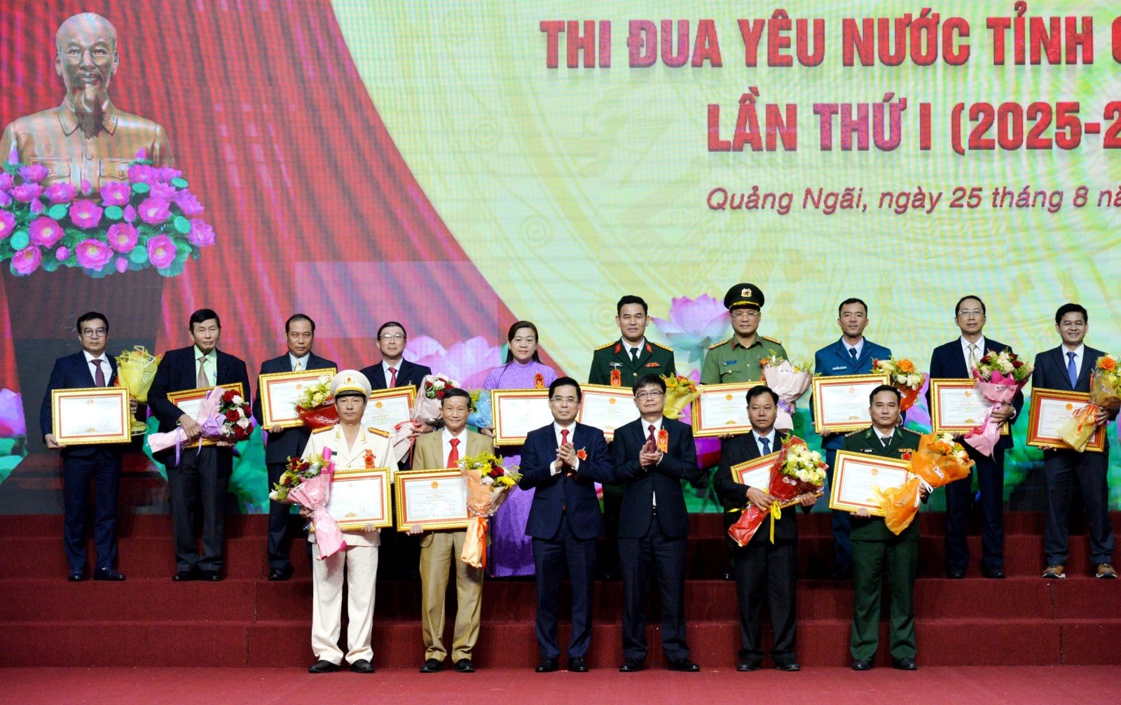 Lãnh đạo tỉnh tặng bằng khen cho các tập thể, cá nhân có thành tích xuất sắc trong phong trào thi đua giai đoạn 2020- 2025