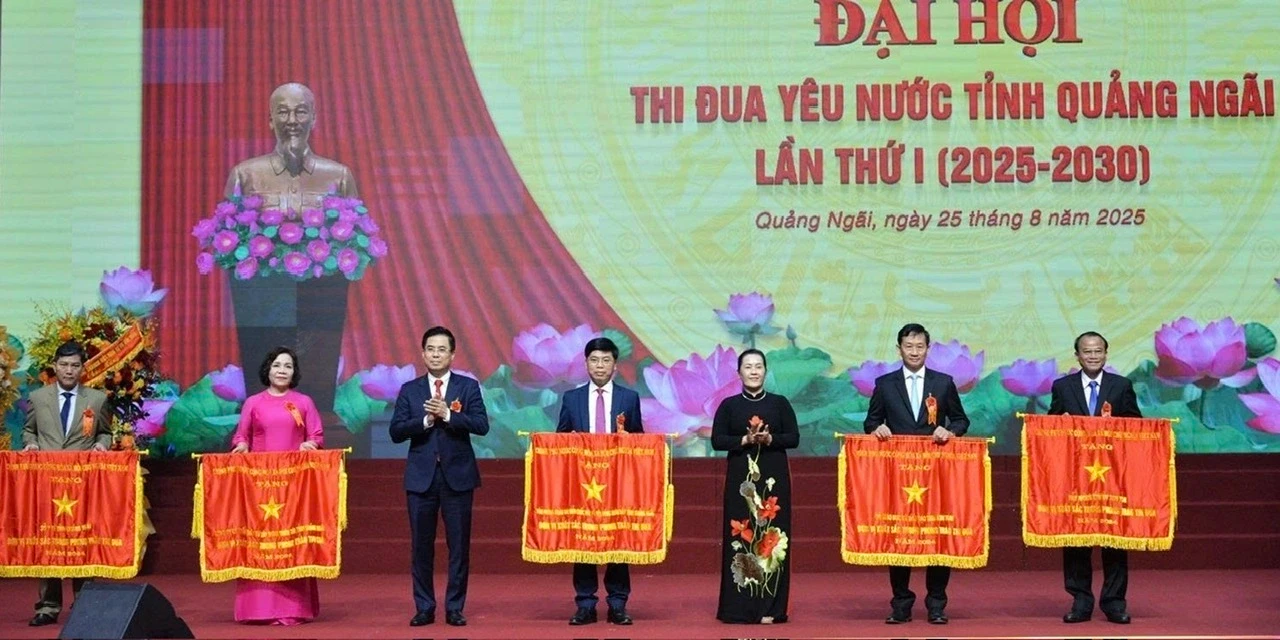 Trao cờ thi đua của Chính phủ cho các tập thể có thành tích xuất sắc