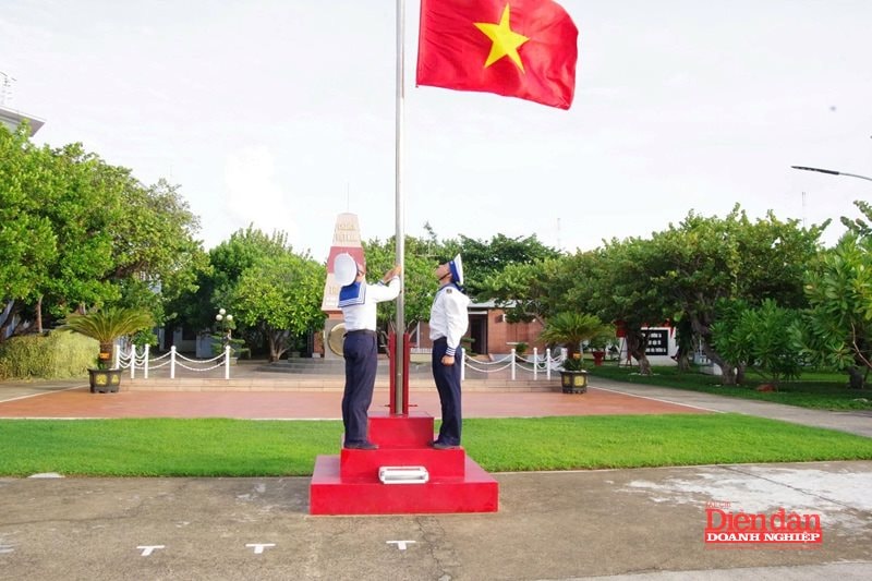 Trường Sa treo cờ Tổ quốc 1