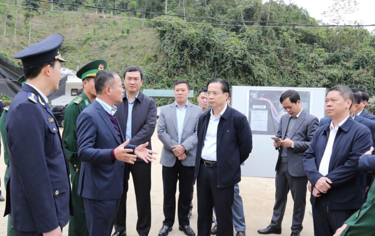 Bí thư Tỉnh ủy và các thành viên Đoàn công tác kiểm tra thực tế tình hình triển khai dự án mở rộng đường chuyên dụng vận chuyển hàng hóa khu vực mốc 1088:2-1089