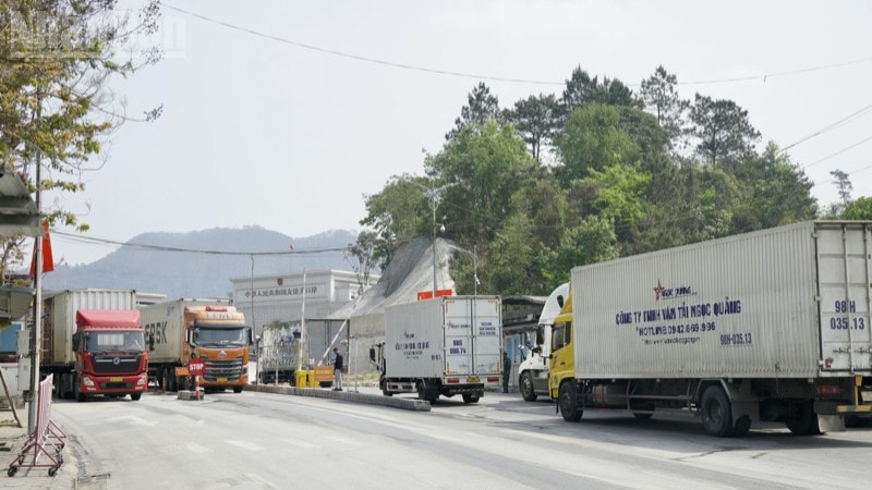 Các phương tiện xuất nhập khẩu tại khu vực Cửa khẩu Quốc tế Hữu Nghị, tỉnh Lạng Sơn.