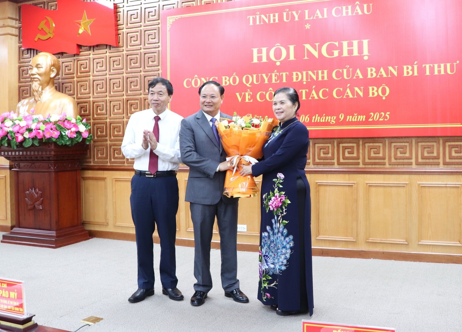 Bí thư Tỉnh ủy Giàng Páo Mỷ, đồng chí Chủ tịch UBND tỉnh Lê Văn Lương tặng hoa chúc mừng đồng chí Phó Bí thư Thường trực Tỉnh ủy Lê Minh Ngân.