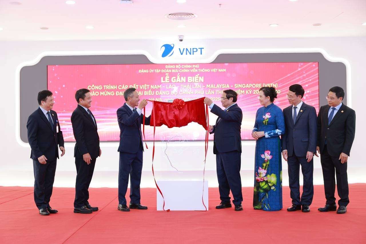 Nhân dịp này, Thủ tướng Phạm Minh Chính thực hiện nghi thức gắn biển Công trình cáp đất Việt Nam – Lào – Thái Lan – Malaysia – Singapore (VSTN)