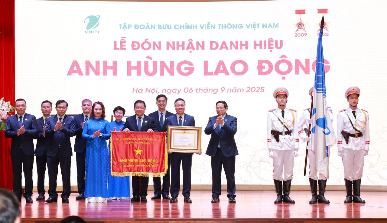 Thay mặt Lãnh đạo Đảng, Nhà nước, Thủ tướng Phạm Minh Chính đã trao Danh hiệu Anh hùng Lao động tặng Tập đoàn VNPT