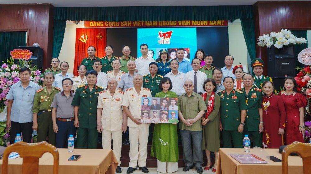 Trao tặng di ảnh chân dung “Tự hào Công an nhân dân Việt Nam”