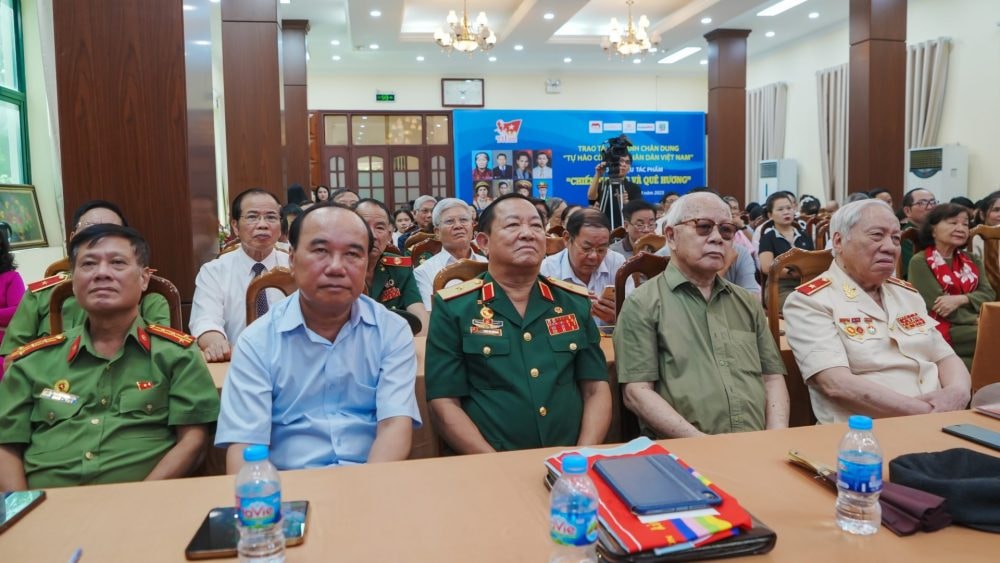 Trao tặng di ảnh chân dung “Tự hào Công an nhân dân Việt Nam”
