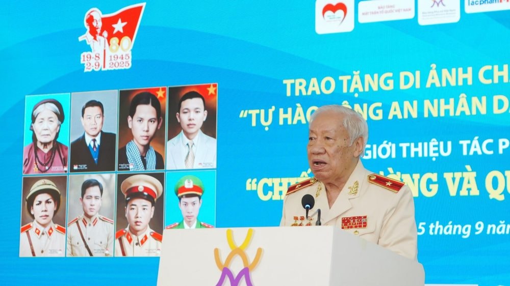 Trao tặng di ảnh chân dung “Tự hào Công an nhân dân Việt Nam”