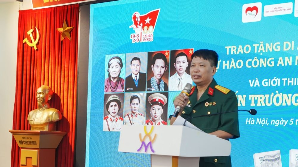 Trao tặng di ảnh chân dung “Tự hào Công an nhân dân Việt Nam”