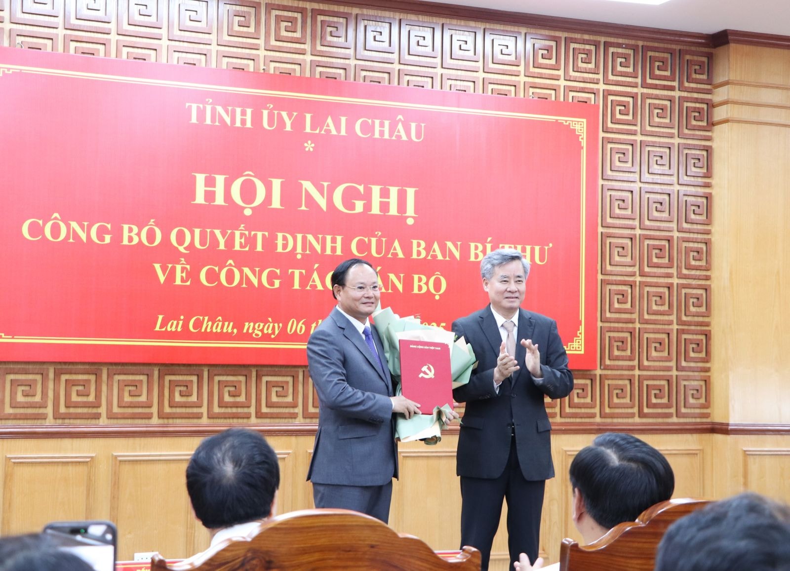 Ủy viên BCH Trung ương Đảng, Phó Trưởng Ban Tổ chức Trung ương trao Quyết định và tặng hoa chúc mừng đồng chí Lê Minh Ngân - Phó Bí thư Thường trực Tỉnh ủy Lai Châu.