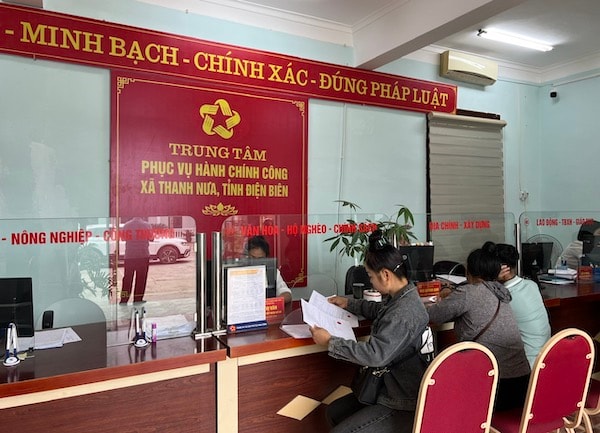 Người dân, doanh nghiệp, nhà đầu tư đến làm thủ tục tại Trung tâm phục vụ hành chính công xã Thanh Nưa, tỉnh Điện Biên.
