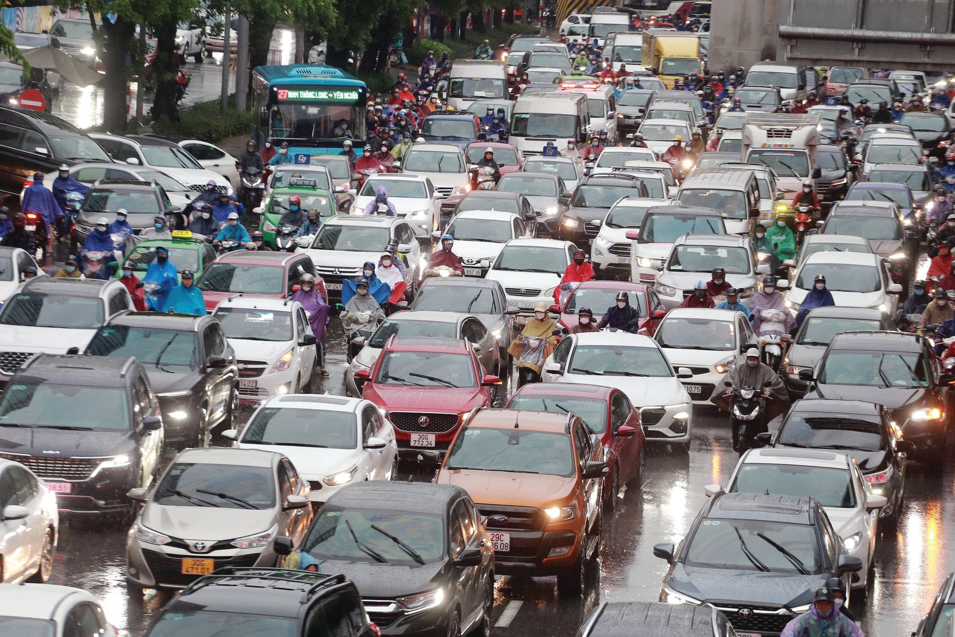 Ô nhiễm môi trường do các phương tiện giao thông gây ra ngày càng nặng nề.