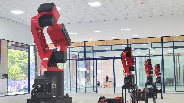 Hình 4 - Robot arm tại nhà máy đúc composite tự tiến hóa CT UAV