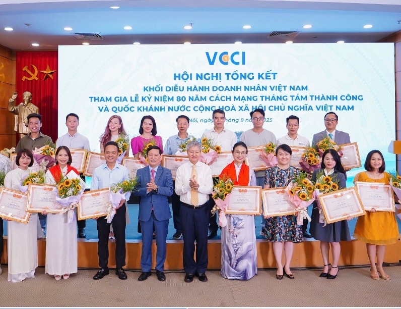 Chủ tịch VCCI Phạm Tấn Công và Phó Chủ tịch Võ Tân Thành trao chứng nhận cho các thành viên tham dự khối diễu hành Doanh nhân Việt Na