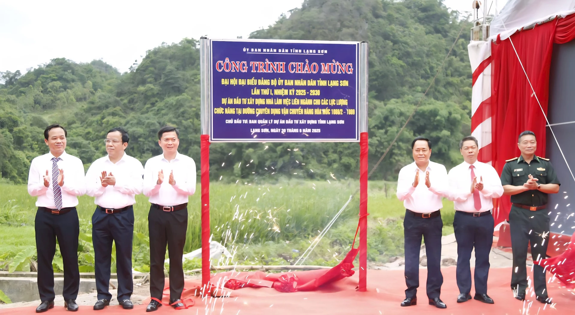 Lãnh đạo tỉnh Lạng Sơn thực hiện nghi thức gắn biển công trình chào mừng Đại hội Đảng bộ tỉnh Lạng Sơn lần thứ XVIII, nhiệm kỳ 2025-2030.