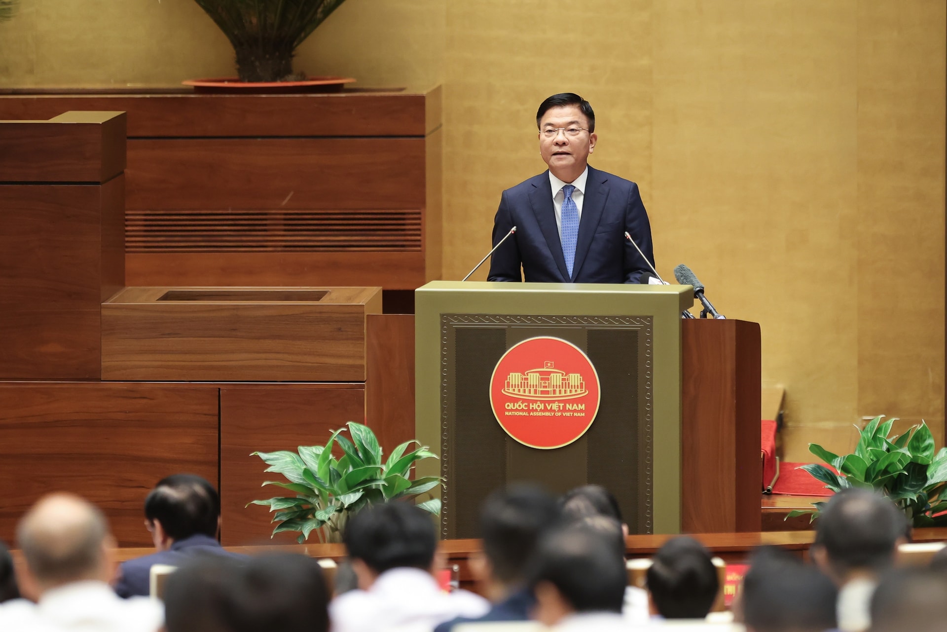 Phó Thủ tướng Lê Thành Long nêu rõ các khoản kinh phí cho chính sách khám sức khỏe định kỳ, miễn viện phí, phụ cấp y tế- Ảnh 2.