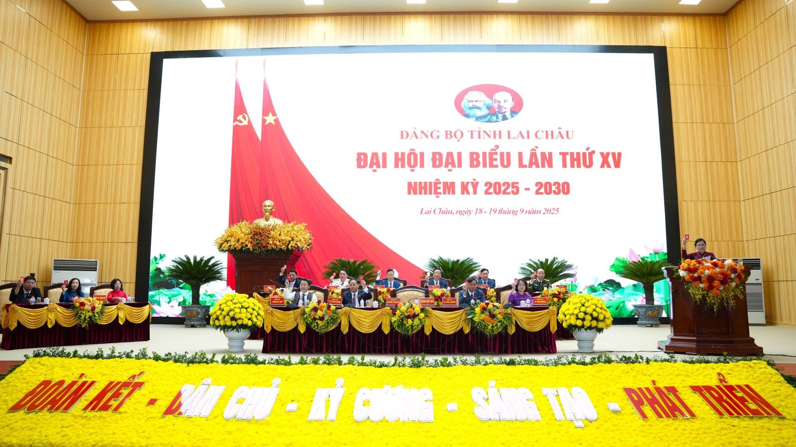 Đoàn Chủ tịch Đại hội.